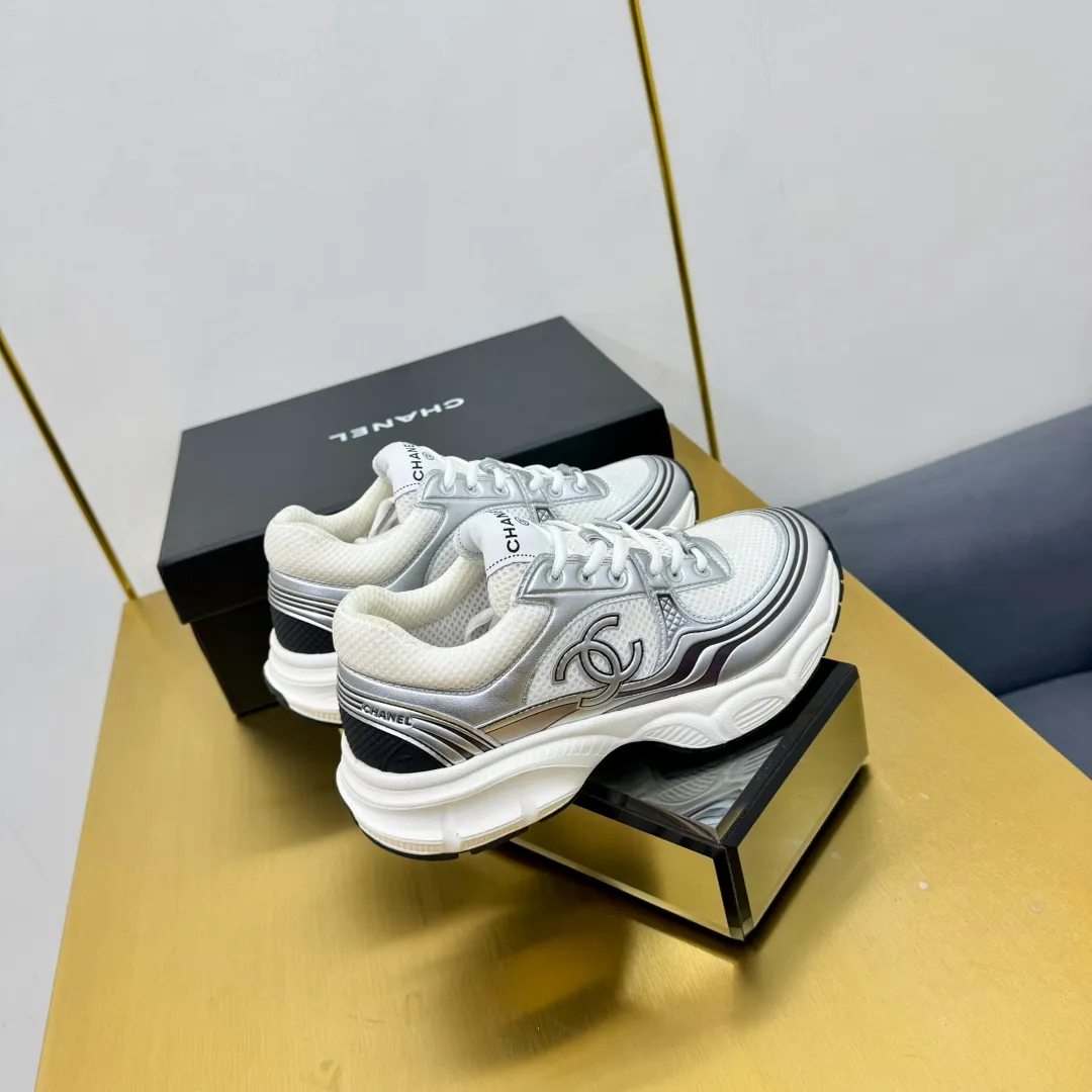 👟👟Ex-factory price 680👟👟 Upgraded version, upgraded version, upgraded version! No rebuttal accepted! ! ! ! Chanel Chanel dad shoes, couples' model for men and women - 2025 top casual sports shoes in the counter. This classic design; the upper is electro-embroidered with various techniques; ❷The inner lining is made of: original Yangli + net ❸The outsole is based on: the original TPU combination outsole. The full set of boutique packaging for women 35–41